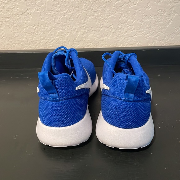 NWOB Nike shoes in a 4.5y - Picture 3 of 5